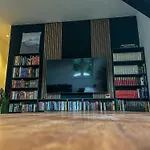 Crown Living Design Loft - Loft Mit Kueche, Bibliothek Und Gartensitzplatz, Grenznah Gelegen Appartement *