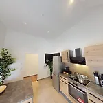 Crown Living Design Loft - Loft Mit Kueche, Bibliothek Und Gartensitzplatz, Grenznah Gelegen Appartement *