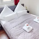 Crown Living Design Loft - Loft Mit Kueche, Bibliothek Und Gartensitzplatz, Grenznah Gelegen *