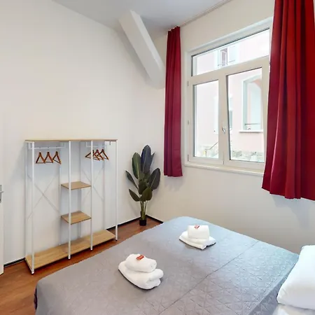 Daire Crown Living Design Loft, Kueche, Bibliothek, Gartensitzplatz