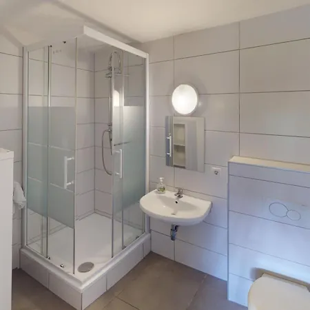 Crown Living Design Loft - Loft Mit Kueche, Bibliothek Und Gartensitzplatz, Grenznah Gelegen Apartment *