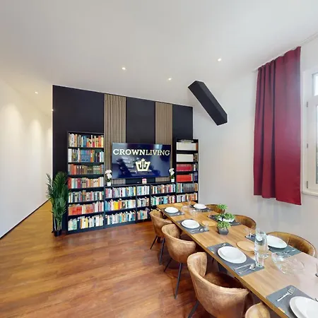 Crown Living Design Loft, Kueche, Bibliothek, Gartensitzplatz