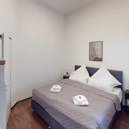 Crown Living Design Loft, Kueche, Bibliothek, Gartensitzplatz Appartement *