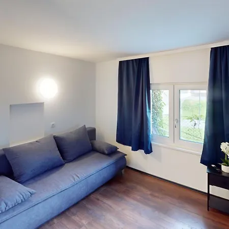 Crown Living Design Loft, Kueche, Bibliothek, Gartensitzplatz