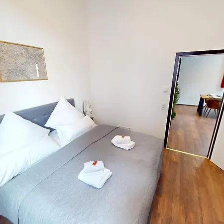 Crown Living Design Loft - Loft Mit Kueche, Bibliothek Und Gartensitzplatz, Grenznah Gelegen Apartament